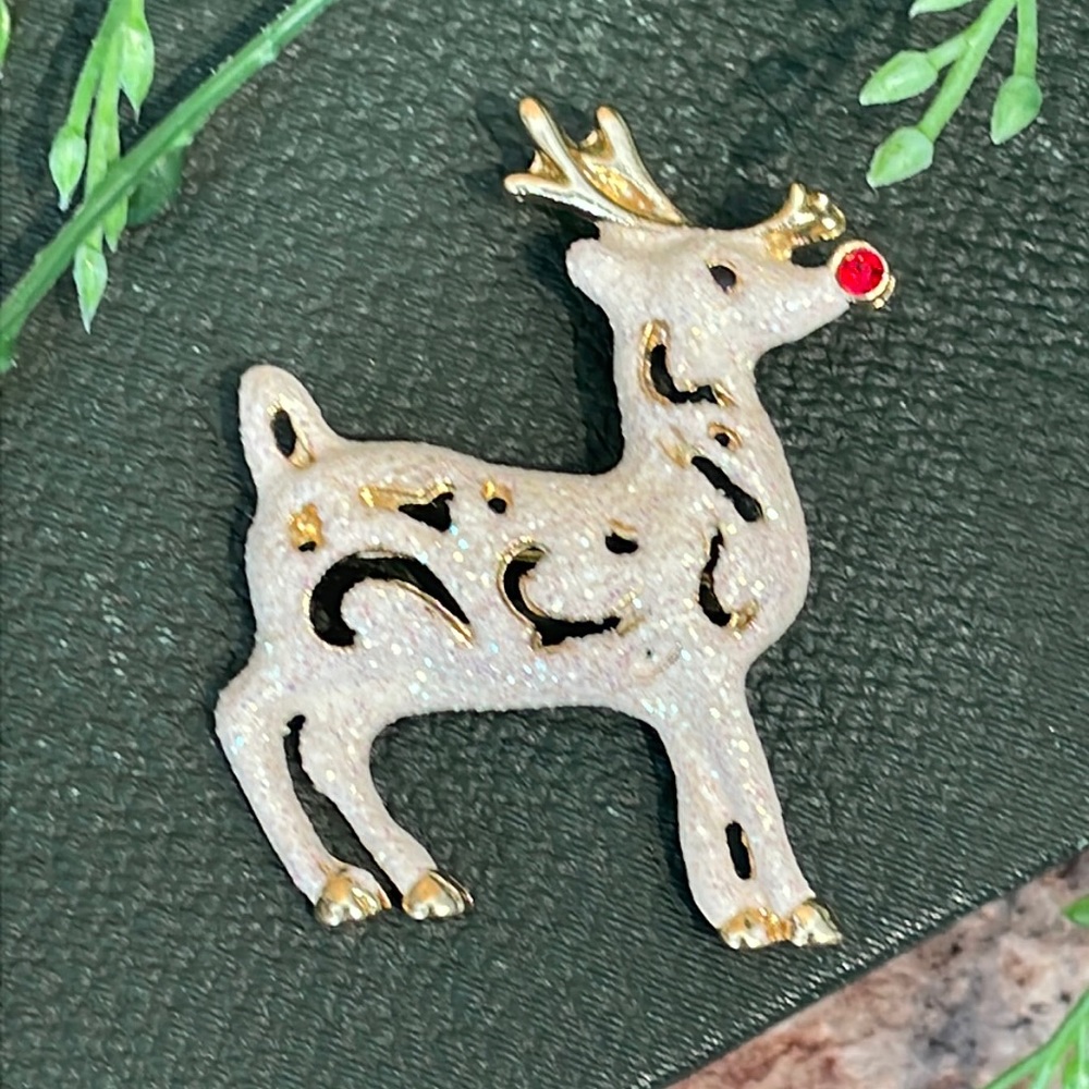 Reindeer pin